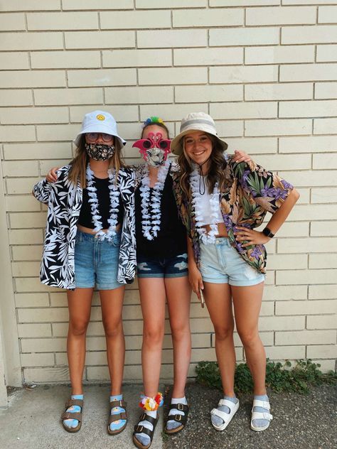 Tropical Day At School Outfits, Football Beach Theme Outfit, Cute Tourist Outfits Spirit Week, Hawaiin Day Outfits For School, Hawaii Outfits School Spirit, Luau School Dance Outfit, Hawaii Outfits For School Spirit Week, Beach Outfit Spirit Week, Tourist Theme Outfit