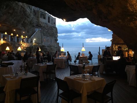 Foodies talk about underground restaurants, but these beautiful eateries around the world are literally located in caves and caverns below ground. Grotta Palazzese, Summer Restaurant, Italy Restaurant, Restaurant Aesthetic, Sea Cave, Romantic Restaurant, Sky Sea, Puglia Italy, Voyage Europe