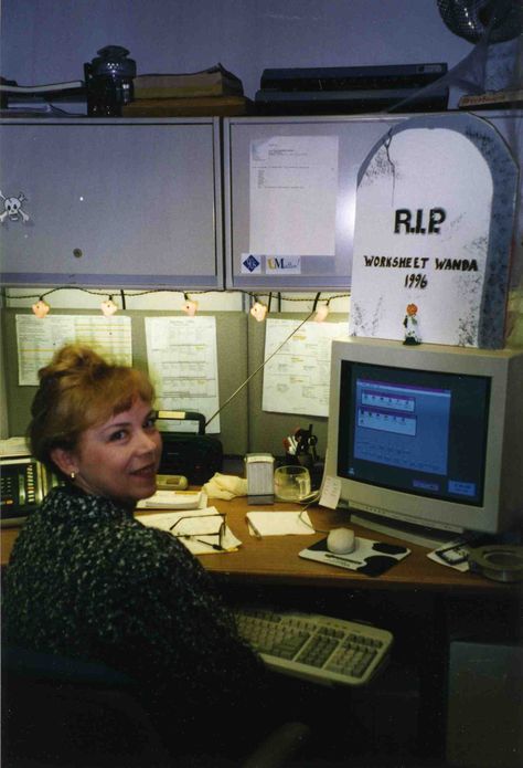 Woman working on a computer in her cubicle office, 1996. Halloween, retro monitor, work desk. Cozy Jobs, 2000s Office Aesthetic, Cozy Cubicle Ideas, Office Astethic, Cubicle Aesthetic, Retro Monitor, Office Zombie, 1990s Life, Cozy Cubicle