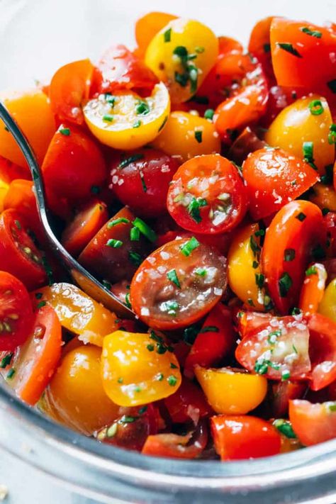 5-Ingredient Marinated Tomatoes Recipe - Pinch of Yum Sunsugar Tomatoes Recipe, Marinated Veggies, Summer Tomato Recipe, Everyday Salad, Fancy Salads, Cherry Tomato Recipes, Tomato Dishes, Pinch Of Yum, Marinated Tomatoes