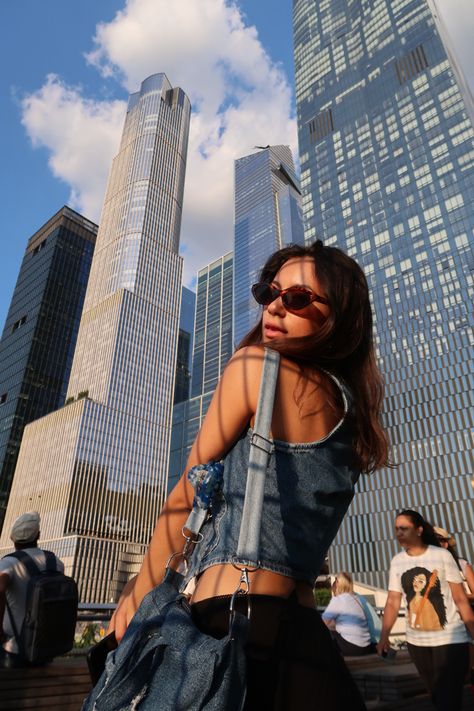 Posing In Front Of Buildings, Creative City Photoshoot, Cute City Poses, Tourist Picture Poses, Instagram Pose Ideas City, Poses For City Pictures, Chicago Photoshoot Ideas, Poses For New York, Nyc Photo Inspiration