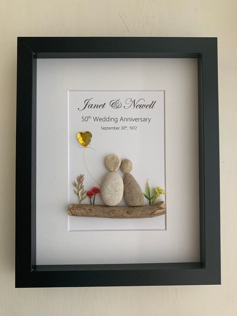 Anniversary Presents For Parents, 50th Anniversary Gifts Diy, 50th Wedding Anniversary Gift Ideas, Parents Anniversary Gift, 50th Wedding Anniversary Gifts, Rock Projects, 50 Wedding Anniversary Gifts, Pebble Art Family, Crafts Painting