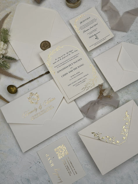 Classy Wedding Invitations Gold, White And Gold Wedding Invitations, Guadalajara Wedding, Wedding Invitation Content, Serbian Wedding, Gold Wedding Invitations Elegant, Embossed Wedding Invitations, Wedding Invitation Gold, Acrylic Card