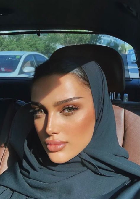 Abaya Makeup Look, Luxurious Outfits, Hijab Makeup, Makeup Nails Designs, Head Scarf Styles, Mode Abaya, Beautiful Muslim Women, Arab Women, Hijab Fashion Inspiration