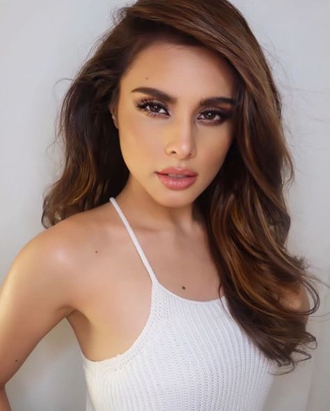 Max Collins by Robbie Pinera Hair Toturials, Max Collins, Face Goals, Fav Hairstyles, Beauty Zone, Trending Hair, Face Time, Lip Hair, Full Face Makeup