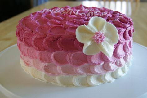 8 x 3 inch round Lemon pound cake filled with blueberry jam and iced with lemon buttercream.  I saw this design on cake central and wanted to try it.  I used tip 1M and then spread the dots with a spatula. (no recipe) 3 Pound Cake Design, Frosting Techniques, Icing Techniques, Swirl Cake, Vintage Cakes, Lemon Buttercream, Cool Cake Designs, Simple Cake Designs, Cake Central