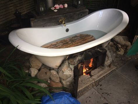 Outdoor bath heated with fire underneath. Jan lights the fire about 4pm. It is hot by 5pm. Diy Hot Tub, Outdoor Bathtub, Outdoor Bathroom Design, Outdoor Tub, Outdoor Baths, Outdoor Bath, Backyard Oasis Ideas, Outdoor Bathrooms, Have Inspiration