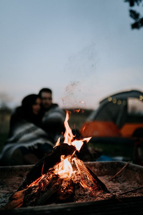 Camping Couple Photoshoot, Family Camping Aesthetic, Campsite Photoshoot, Couple Camping Photography, Photography Vision Board, Camping Goals, Family Camping Photography, Camping Inspo, Camping Together