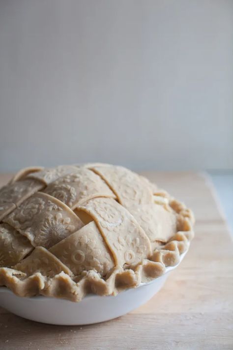 Best Desserts of 2020 - ZoëBakes Creative Pie Crust, Fancy Pie Crust, Apple Pie Lattice, Pie Crust Art, Beautiful Pie Crusts, Creative Pies, Apple Pie Crust, Lattice Crust, 200k Followers