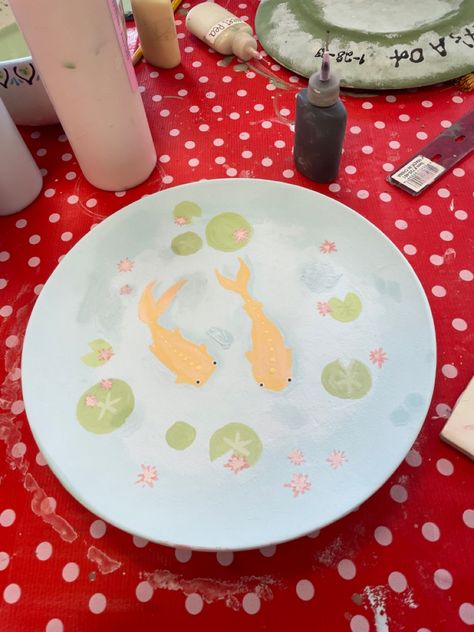 Painted Plate Ideas Ceramics, Painted Clay Plates, Pottery Inspo Plates, Plate Inspo Paint, Paint A Plate Ideas Easy, Simple Pottery Ideas Painting, Paint A Pot Plate Ideas, Mad Potter Painting Ideas, Cute Ceramics Ideas Paint