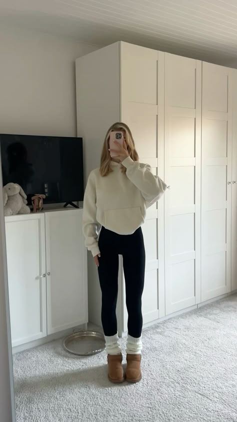 Out Fit Inspo Clean Girl, Outfit Ideas Everyday Winter, Jeans And Sweaters Outfit, Outfits Idea For School, That Girl Outfits Aesthetic, Cute Outfits Clean Girl, Greys Anatomy Outfit Ideas, Outfit With Leggings Winter, Clean Girl Leggings Outfit