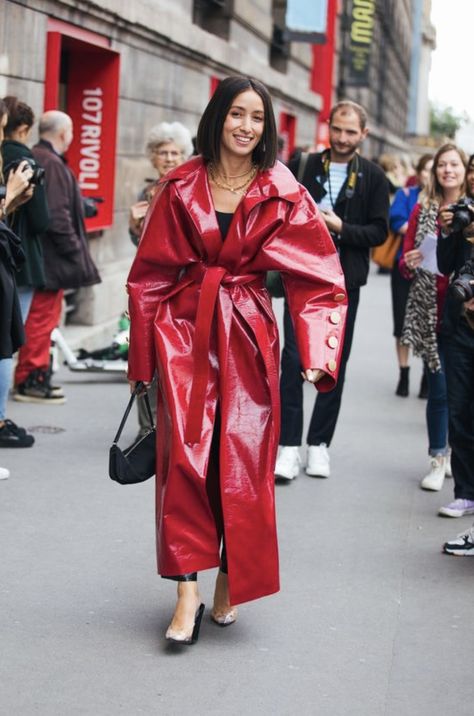 Leather Coat Outfit, Red Leather Coat, Street Vibes, Red Raincoat, La Fashion Week, Holiday Party Outfit, Shiny Clothes, Raincoats For Women, Autumn Street Style