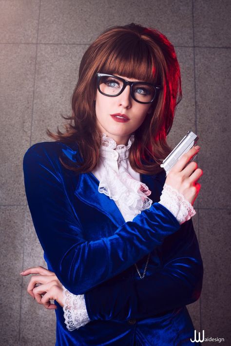 "Allow myself to introduce... myself." Maid of Might Cosplay as Austin Powers! #Rule63 Austin Powers Costume Female, Austin Powers Costume, Lady Deadpool, Spy Party, Goth Steampunk, Austin Powers, Introduce Myself, Elizabeth Hurley, Geek Humor