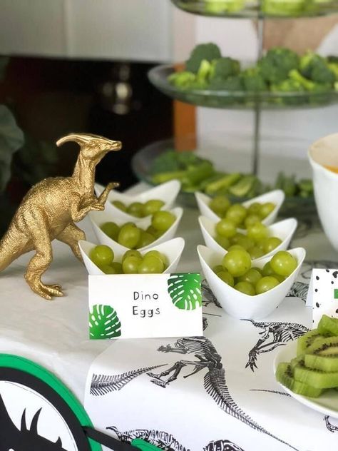 Fête Jurassic Park, Dinosaur Snacks, Dinosaur Party Food, Dinosaur Birthday Party Ideas, Festa Jurassic Park, Dinosaur Birthday Decorations, Jurassic Park Birthday Party, 4de Verjaardag, Dinosaur Birthday Theme