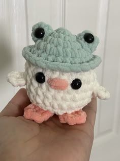 Things To Crochet With White Fluffy Yarn, Things To Crochet Plushies, Croquet Animals, Crochet Duck Hat, Cute Crochet Things, Cute Animal Crochet, Frog Hat Crochet, Cute Things To Sew, Cute Crochet Animals