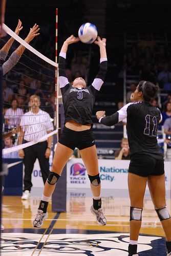 Volleyball Hitting Drills, Setter Volleyball, Volleyball Positions, Volleyball Photography, Volleyball Set, Volleyball Setter, Volleyball Photos, Volleyball Skills, Volleyball Inspiration