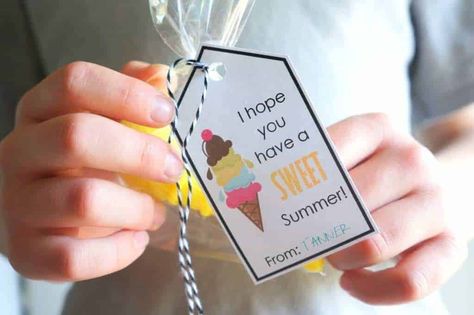 Free Ice Cream Gift Tags (Perfect End Of Year Gifts For Students & Friends) - So Festive! Class Party Favors, Student Gift Tags, Easy Teacher Gifts, Ice Cream Gift, Gifts For Students, Student Teacher Gifts, Ice Cream Theme, Free Printable Tags, Free Printable Gift Tags