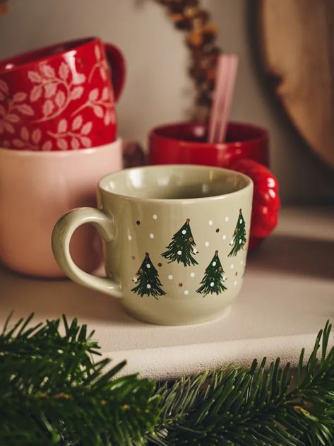 Mug 274 ml | Stoneware. 9 x 8 cm. | Søstrene Grene Mug Noel, Diy Christmas Mugs, Ceramic Cafe, Diy Pottery Painting, Painted Pots Diy, Paint Your Own Pottery, Hand Painted Mugs, Pottery Painting Designs, Keramik Design