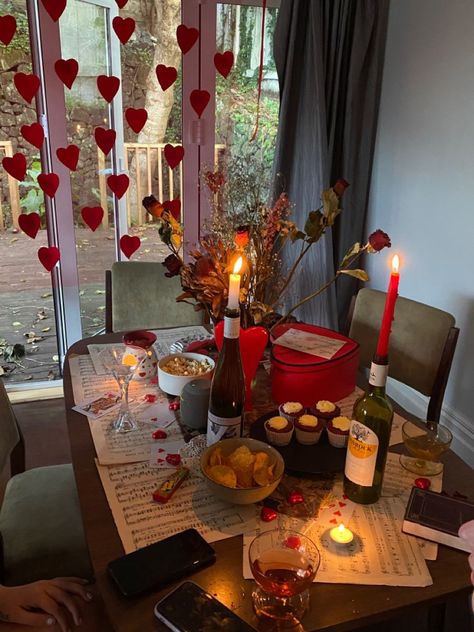 Cute Valentines Day Aesthetic, Valentines Aesthetic Decor, Galantines Aesthetics, Coquette Date Ideas, Lana Del Rey Dinner Party, Date Decoration Ideas, Valentines Coquette Aesthetic, Valentine's Day Date Ideas, Valentines Night In Ideas