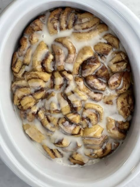 Cinnamon Roll Casserole Recipe, Crockpot Cinnamon Rolls, Slow Cooker Cinnamon Rolls, Cinnamon Roll Casserole, Gourmet Apples, Apple Cinnamon Rolls, Slow Cooker Apples, Crock Pot Desserts, Slow Cooker Desserts