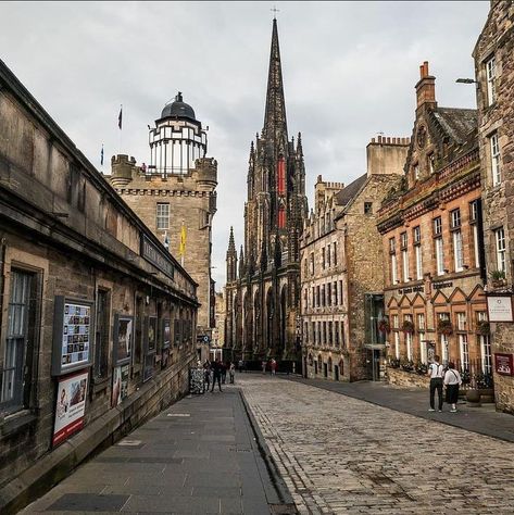 Royal Mile Edinburgh, City Logo, Edinburgh Scotland, British Isles, Summer Travel, Wide Angle, Golden Hour, Edinburgh, Scotland