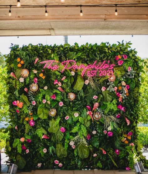 Paradise Theme Party Decor, Tropical Glam Wedding Decor, Tropical Backdrop Ideas, Tropical Greenery Wall, Tropical Glam Decor, Tropical Theme Decor, Tropical Glam Wedding, Tropical Theme Party, Mehendi Decor Ideas