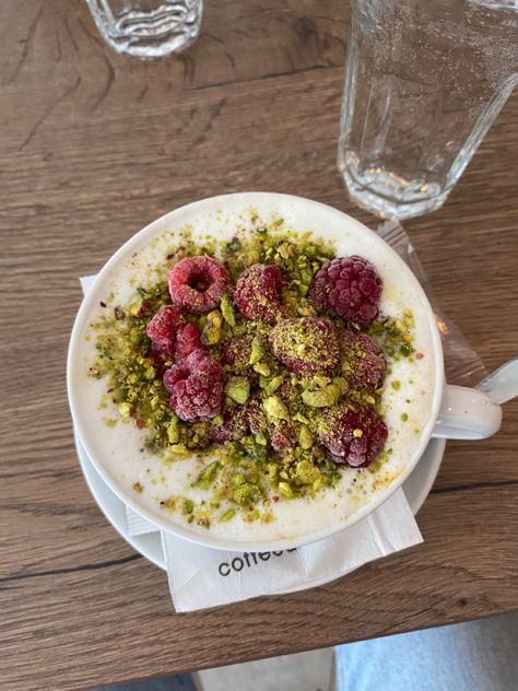 Hot chocolate with raspberries and pistachios Pistachio Hot Chocolate, Raspberry Aesthetic, Pistachio Raspberry, White Ferrari, Character Ideas, Pretty Food, Soul Food, Aesthetic Food, Pistachio