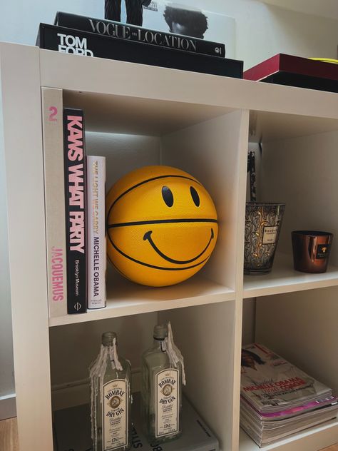 Basketball Aesthetic Room Decor, Basketball Aesthetic Room, Basketball Decor Bedroom, Smiley Basketball, Basketball Decor, Basketball Bedroom, Hypebeast Room, Dream Apartment Decor, 1st Apartment