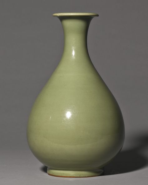 A 'LONGQUAN' CELADON VASE (YUHUCHUNPING) MING DYNASTY H 13" Longquan Celadon, Chinese Vases, Beautiful Ceramics, Short Vase, Chinese Bronze, Asian Painting, Chinese Pottery, Chinese Vase, Antique Bottles