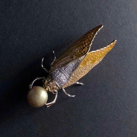 Cicada Brooch, Green Brooch, Golden Pearl, Art Deco Brooch, Art Ancien, Bee Brooch, Insect Jewelry, Pin Art, Ombre Effect