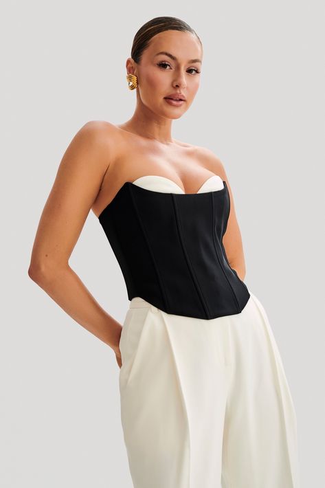 Show stopper.Introducing the OCEANE Contrast Suiting Strapless Corset, a stunning blend of classic elegance and modern sophistication. Featuring a corseted bodice with internal boning, this piece accentuates your figure with flattering precision. The princess neckline adds a touch of refinement, while the contrast bust cup detailing enhances its visual appeal. Designed with a rounded hem shape and a centre back zipper for ease of wear, this corset is both stylish and practical. Whether paired wi Corset Outfit Elegant, Suit Corset Outfit, Corset Outfit Casual, Corset With Cups, Over Bust Corset, Elegant Corset, Zipper Corset, Modern Corset, Fw 2024