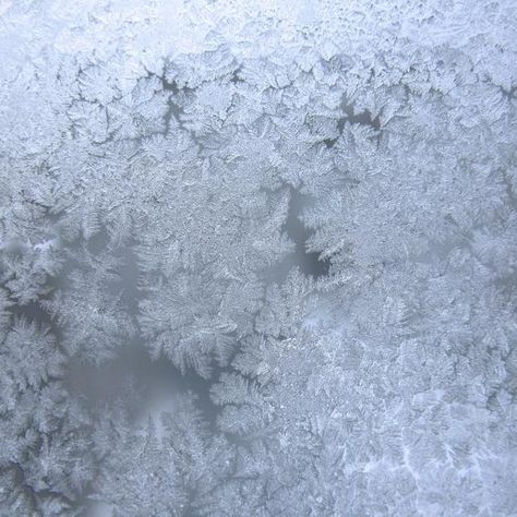 Epsom salts crystallizing on a window resemble ice crystals. Mod Podge On Glass Window, Frosted Window Diy, Window Screen Ideas, Diy Frosted Glass Window, Frosted Glass Texture, January Decorations, Christmas Window Painting, Lead Windows, Magical Paintings