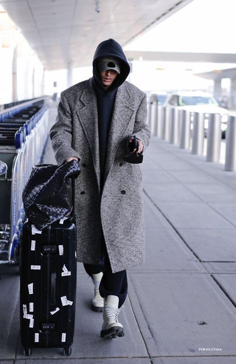 Men Outfit Winter Street Style, Male Winter Outfits, Paris Outfits Men, Oversized Coat Outfit, Overcoat Men, Seasons Winter, Suit Collar, Trench Coat Style, Coat Style