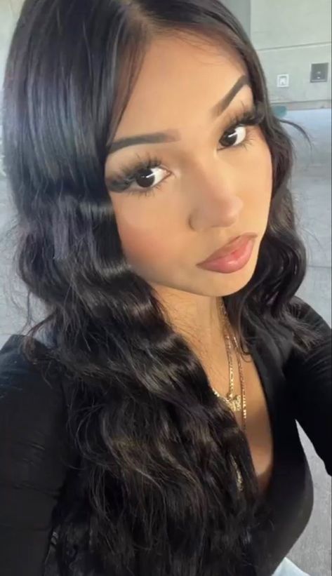 Cute Latina Hairstyles, Latina Hairstyles, Short Length Hair, Latina Makeup Looks, Latina Hair, Aesthetic Hairstyles, Latina Makeup, Y2k Hairstyles, Pretty Makeup Looks