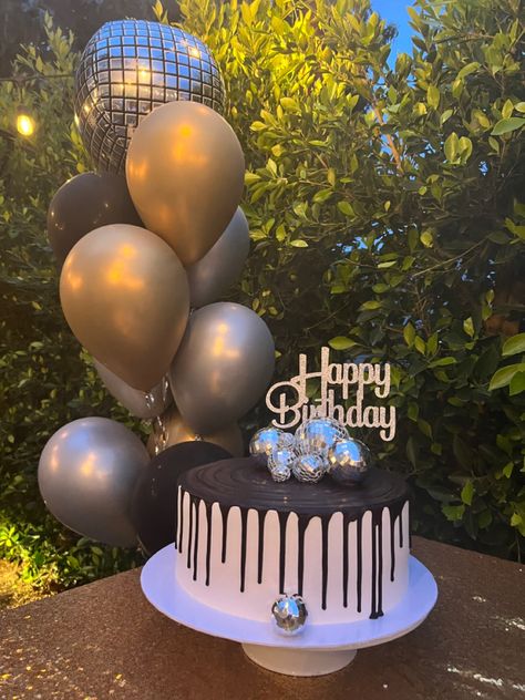 Disco birthday cake . Disco balls . Gold , silver and black disco themed birthday party. Disco Ball Birthday Cake, Disco Themed Cake, Rip 30s, Disco Themed Birthday Party, Disco Birthday Cake, Ball Theme Birthday, Disco Ball Cake, Disco Cake, Circle Cake