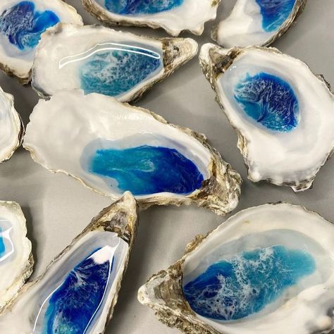 Epoxy Oyster Shells, Resin Oyster Shells, Oyster Shell Resin Art, Epoxy Shell Art, Painting On Oyster Shells, Resin Shell Art, How To Paint Oyster Shells, Diy Oyster Shell Crafts, Seashells Artwork