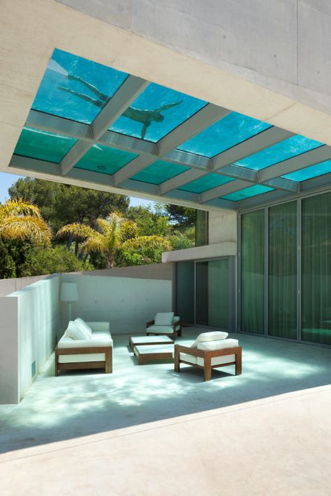 what?! amazing! glass bottom rooftop pool - Jellyfish House by Wiel Arets Architects (WAA) Glass Bottom Pool, Piscina Interior, Rooftop Pool, Hus Inspiration, Glass Floor, Design Exterior, Design Del Prodotto, Villa Design, House Goals