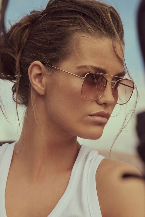 Sunglasses Shoot, Photoshoot Lifestyle, Glasses Outfit, Latest Sunglasses, Big Sunglasses, Gold Aviator Sunglasses, Sunglasses Women Oversized, Trendy Glasses, Sunglasses Women Aviators