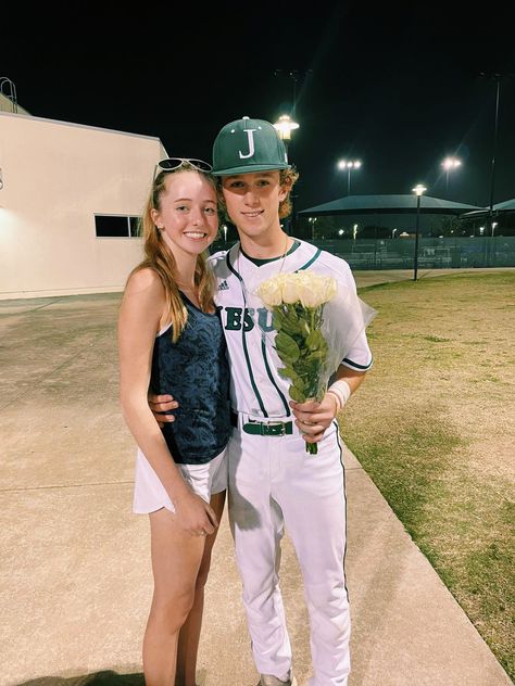 Baseball Bf And Gf Pics, Baseball Gf Outfits, Baseball Relationship Goals, Cute Baseball Couples, Baseball Girlfriend Outfits, Baseball Bf, Baseball Gf, Mlb Wife, Gf Things