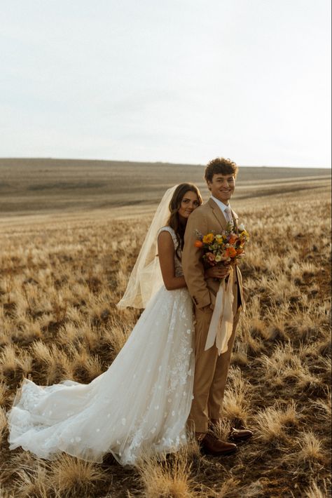 Bride And Groom Pictures Outdoor, Bridal Poses Couple, Rustic Wedding Portraits, Outside Field Wedding, Fall Wedding Poses Photo Ideas, Photography Poses Couples Outdoors Wedding Photos, Open Field Elopement, Rustic Wedding Photography Poses, Farm Wedding Photoshoot