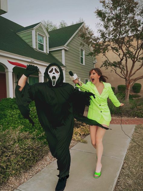 Reporter And Scream Costume, Scream And Sidney Costume, Music Couple Costumes, Slasher Couple Costume, Gale Weathers Outfits, Scream Outfits Halloween Costumes, Gale Weathers Costume, Scream Halloween Costume Couple, Halloween Costumes Scream