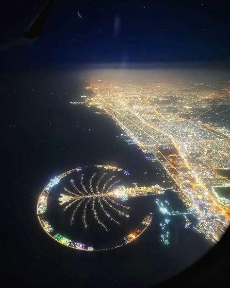 EARTH FOCUS on Instagram: “Flying over #Dubai at night. Palm island is an engineering marvel. Photo by @studerzsofi Explore. Share. Inspire: #earthfocus” Cavo Tagoo Mykonos, Artificial Island, Dubai Aesthetic, Amoled Wallpapers, Dubai Lifestyle, Palm Island, Palm Jumeirah, Shotting Photo, Visit Dubai