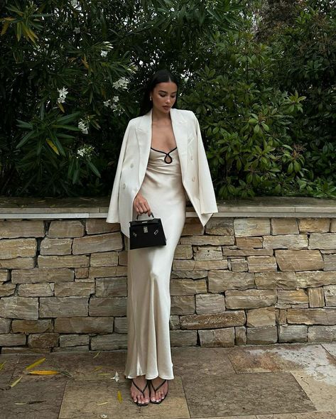 high fashion: long white silky dress. white coat, birkin bag.
event dress, gala dress.
kelsey merritt, a model Kelsey Merritt, Casual Chic Summer, Effortlessly Chic Outfits, Outfit Look, Looks Chic, Elegant Outfit, Parisian Style, Luxury Outfits, European Fashion