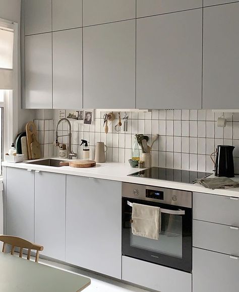 Grey IKEA kitchen - minimalist kitchen - white metro tiles - simple design Nordic Baking, Modern Kitchen Doors, Line Kitchen, Kitchen Credenza, Kitchen Design Layout, Interior Design Images, Latest Interior Design, Popular Kitchens, Kitchen Designs Layout