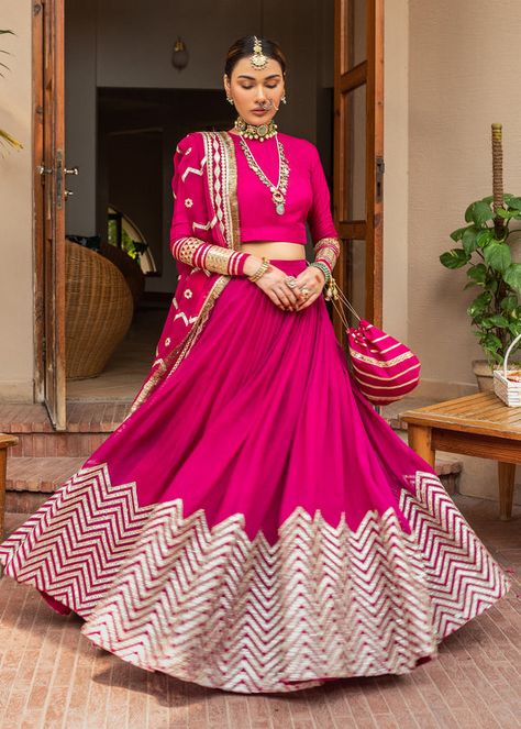 Flowy Lehenga, Chaniya Choli Designs, Beautiful Lehenga, Function Dresses, Navratri Dress, Lehenga Designs Simple, Potli Bag, Choli Designs, Color Magenta