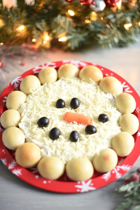 This holiday dip makes a great appetizer for holiday parties. It's easy to make and tastes amazing. Plus, it's a cute snowman! Holiday Dip Recipes, Christmas Party Dips, Dips And Appetizers, Holiday Dip, Holiday Dips, Frozen Dinner Rolls, Christmas Appetizers Easy, Christmas Appetizer, Party Dip Recipes