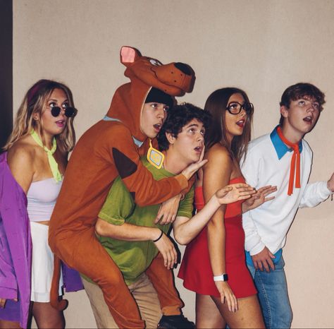 Friend Group Halloween Costumes Teens Girls And Boys, Halloween Costume Ideas For Group Of 5, Group Carnival Costumes, Halloween Costumes Scooby Doo Gang, Group Halloween Costumes Both Genders, Scooby Doo Dress Up, Mystery Gang Halloween Costume, Mystery Inc Costumes, Squad Costume Ideas