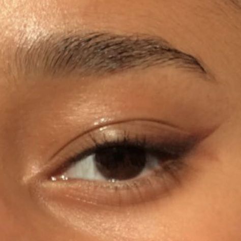 Brown Eyeshadow As Eyeliner, Simple Eyeliner With Eyeshadow, Brown Soft Eye Makeup, Eyelashes Aesthetic Natural, Very Simple Eyeshadow, Winged Eyeliner Eyeshadow, Makeup Inspo Natural Eyeliner, Brown Eyeliner With Eyeshadow, Brown Eyeliner Eyeshadow