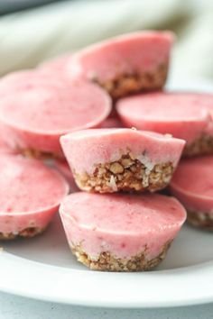 Skinny Frozen Strawberry Bites - Six Sisters' Stuff | These healthy, easy, 6 ingredient bites are a delicious combination of creamy, frozen, and just the right amount of crunch, with a pecan bottom. Your tastebuds are going to go crazy for this healthy snack! #sixsistersrecipes #sixsistersstuff #healthydessert #healthysnack Strawberry Bites, Grow Strawberries, Snack Sani, Menu Sarapan Sehat, Plats Healthy, Frozen Strawberry, Six Sisters Stuff, Frozen Snack, Snacks Saludables