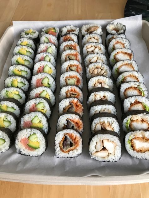 Sushi Platter Parties, Sushi Platter Ideas, Sushi Platter Aesthetic, Sushi Catering, Sushi Buffet, Sushi Platte, Sushi Roll Recipes, Kimbab, Lunch Catering